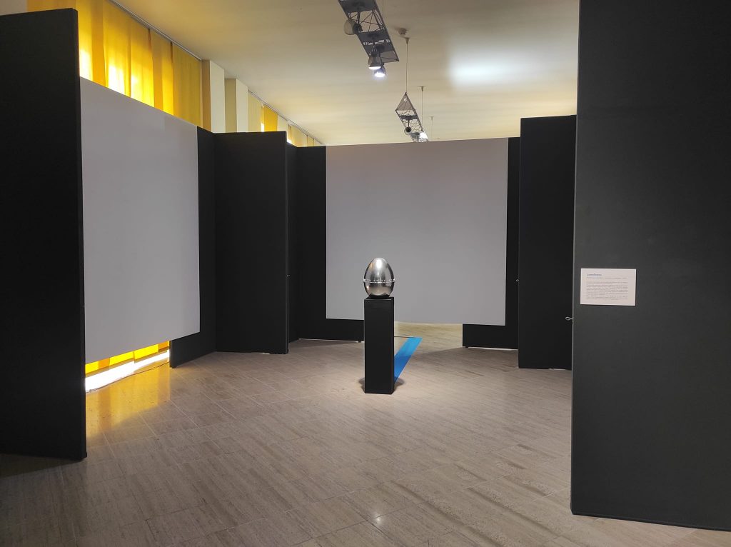 LONELINESS - installazione interattiva Cyan Carpet Angelo Gallo vernissage